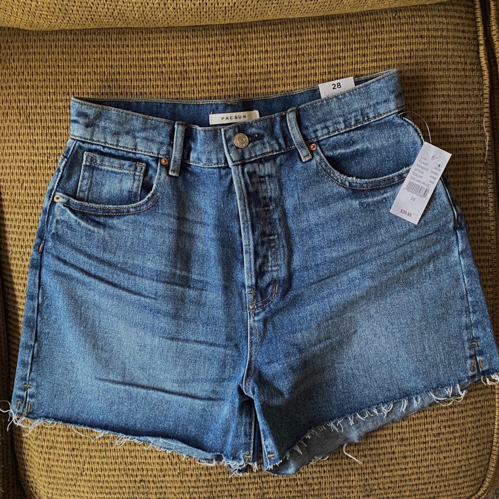 NWT - Size 28 - High Rise Icon Short